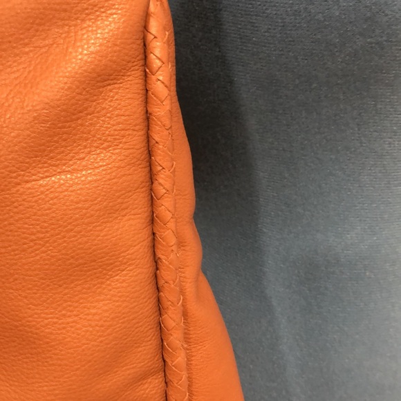 Tommy Bahama caramel brown leather shoulder bag in like new condition #pockets! - Picture 11 of 12